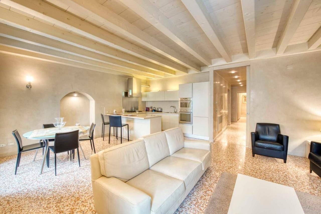 Apartmentsarena - Suite Mercatorum - Piazza Erbe Верона Экстерьер фото
