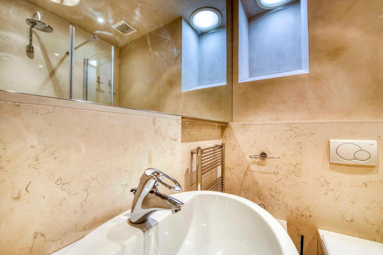 Apartmentsarena - Suite Mercatorum - Piazza Erbe Верона Экстерьер фото