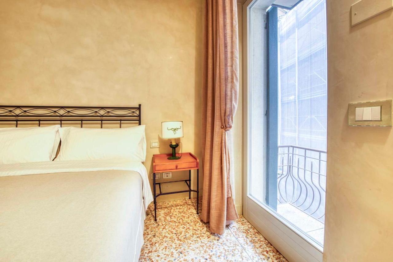 Apartmentsarena - Suite Mercatorum - Piazza Erbe Верона Экстерьер фото